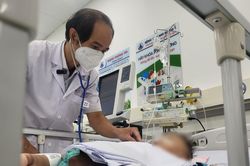 Tay chân miệng căng thẳng: Bác sĩ ám ảnh nhớ lại trận dịch 12 năm trước