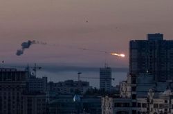 Kiev bị UAV tấn công liền 2 đêm, Hungary đề xuất giải pháp hòa bình