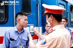 Thực hiện thổi nồng độ cồn đối với lái tàu, nhân viên Ga Vinh
