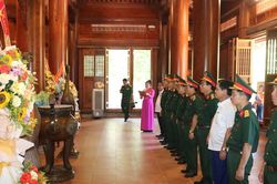 Trung tướng Nguyễn Doãn Anh và đoàn công tác Bộ Tổng tham mưu dâng hương tưởng niệm Chủ tịch Hồ Chí Minh