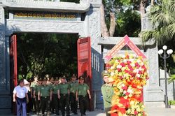 Công an tỉnh Nghệ An dâng hoa tưởng niệm Chủ tịch Hồ Chí Minh và đồng chí Trần Quốc Hoàn