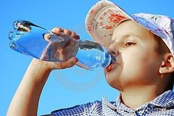 Bé trai 10 tuổi suýt tử vong vì 1 sai lầm khi uống nước