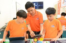 Thầy giáo Nguyễn Thanh Phụng: Khơi nguồn sáng tạo STEM-Robotics