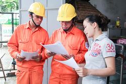 Dùng càng nhiều, giá điện càng đắt, người dân phải gánh cho doanh nghiệp sản xuất