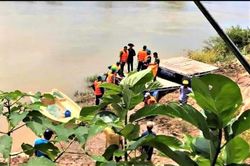 Lật thuyền chở nông sản, 2 người mất tích