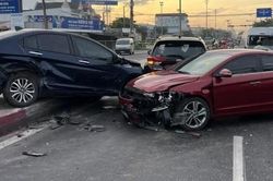 Tai nạn liên hoàn khi dừng chờ đèn đỏ, ôtô con bị xe tải hất văng lên dải phân cách