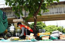 'Người vận chuyển' oằn lưng mưu sinh dưới nắng như đổ lửa