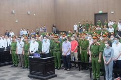 Vụ 'chuyến bay giải cứu': 54 bị cáo trước vành móng ngựa, còn ai 'núp trong bóng tối'?