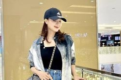 Diễn viên Hồng Diễm được khen trẻ xinh khi dạo phố cùng trang phục jean năng động