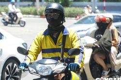 Hà Nội: Người dân trùm kín mít ra đường dưới cái nóng 40 độ C