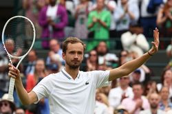 Giải mã hiện tượng Eubanks, Medvedev đoạt vé bán kết Wimbledon