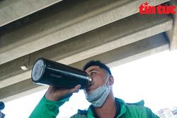 Nhân viên giao hàng, tài xế công nghệ chật vật mưu sinh dưới nắng nóng đỉnh điểm