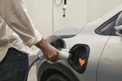 Ô tô điện cháy khi đang sạc, trách nhiệm của hãng xe ra sao?