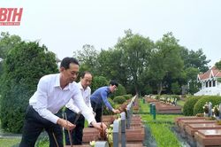 Phó Bí thư Tỉnh ủy Trịnh Tuấn Sinh viếng các anh hùng liệt sĩ hi sinh tại chiến trường Điện Biên Phủ