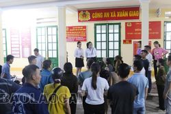 Xuân Giao (Bảo Thắng): Hàng trăm người dân tập trung tại trụ sở xã yêu cầu làm rõ việc thông tin cá nhân bị đánh cắp