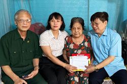 Tặng quà cựu Thanh niên xung phong có hoàn cảnh khó khăn