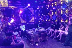 Nhiều 'chân dài' dương tính với ma túy tại quán karaoke
