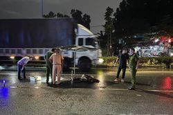 Bình Dương: Xe máy va chạm với xe tải, nam công nhân bị cán tử vong