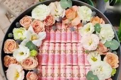 Làm bó hoa tiền theo yêu cầu của khách sộp, chủ cửa hàng hoa bị cảnh sát 'sờ gáy'