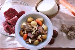 Thay đổi khẩu vị cho bữa cơm hằng ngày với món sườn bò hầm nấm đông cô thơm nức, ngon lành