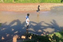 Đi cắt cỏ với bà, 2 cháu bé đuối nước thương tâm