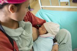 So sánh sữa mẹ và sữa bò để thấy những kỳ diệu khi nuôi con bằng sữa mẹ