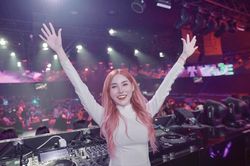 Nữ DJ miền Tây diện áo dài chơi nhạc gây tranh cãi