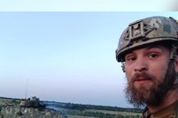 Hình ảnh lính Nga thu giữ xe M2 Bradley đầu tiên của Ukraine