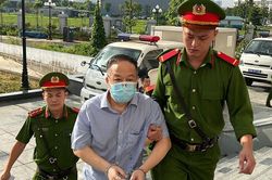 Cựu Cục phó Cục Quản lý xuất nhập cảnh khai nhiều năm trong sạch, cuối cùng bị 'vấy bẩn'