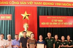 Tiếp nhận hiện vật của người thân Liệt sĩ Nguyễn Văn Kiền trao tặng
