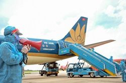 Vụ chuyến bay giải cứu: Chỉ là chuyên viên vẫn nhận hối lộ tiền tỷ