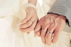 Khó xử vì con gái yêu người hơn cả tuổi mẹ mình