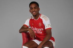 CHÍNH THỨC: Arsenal chiêu mộ Jurrien Timber với giá 40 triệu bảng