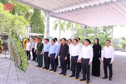 Bí thư Tỉnh ủy Đỗ Trọng Hưng cùng Đoàn đại biểu tỉnh Thanh Hóa viếng các anh hùng liệt sĩ tại tỉnh Hà Giang