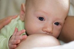 Sữa mẹ là nguồn dinh dưỡng đầy đủ tốt nhất cho trẻ nhỏ