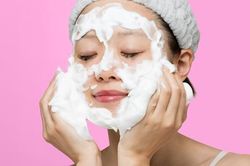 'Đánh bại' đốm nâu và tàn nhang với chu trình 4 bước dưỡng da đơn giản