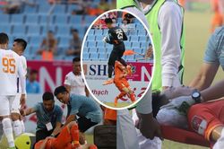 Va chạm kinh hoàng ở V-League: Cầu thủ Đà Nẵng vào viện sau khi lĩnh trọn đầu gối của thủ môn đối phương
