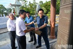 Chủ tịch Quốc hội Vương Đình Huệ dâng hương tưởng niệm các Anh hùng, liệt sĩ tại Thừa Thiên Huế