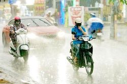Cảnh báo dông, lốc, sét, mưa đá, mưa lớn cục bộ trên khu vực Nam bộ