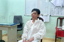 'Nghe tiếng nói trong đầu sai khiến' mang kéo vào trụ sở công an phường đâm công an
