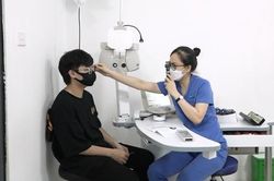 Gia tăng tỷ lệ mắc tật khúc xạ ở thanh thiếu niên