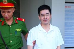 Có người nhìn thấy cựu điều tra viên cầm túi đựng tiền ra khỏi nhà nguyên Thiếu tướng