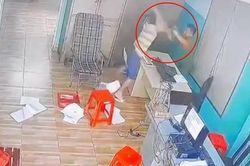Truy tìm người đàn ông xông vào trụ sở tấn công công an phường