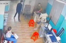 Cầm kéo xông vào trụ sở tấn công Công an phường