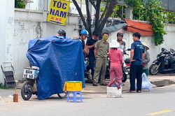 Người đàn ông bán vé số gục chết trên xe lăn