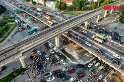 Hà Nội: Cảnh sát giao thông chật vật phân luồng tại nút giao Mai Dịch