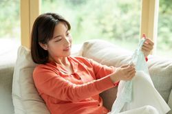 Thấy chị giúp việc cứ mân mê cái váy, tôi hỏi thì chị bật khóc nức nở