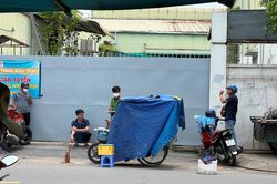 Người bán vé số gục chết trên xe lăn