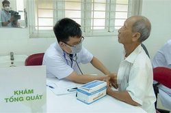 250 cựu thanh niên xung phong huyện Gia Lâm được khám bệnh, cấp thuốc và tặng quà