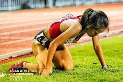 Nữ VĐV Việt Nam chạy 10.000m, nôn khan khi về đích ở giải châu Á, triệu fan xót xa và tự hào
